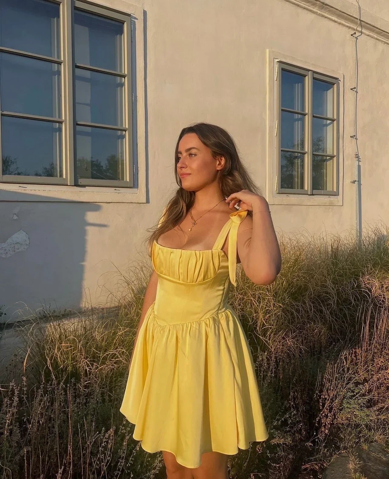 2025 Pleated Design Tie up Sleeveless Summer Dresses Women Solid Color Fitted Fit Mini Dress Simple Fashion Party Dress